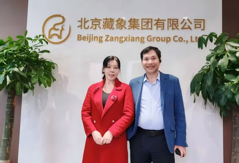 刘会玲女士与北京藏象教育副总裁刘文合影